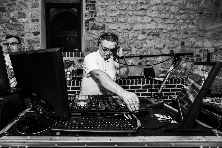 DJ-au-platines